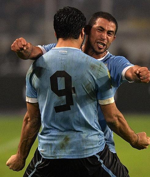 Gargano se abraza con Luis Suárez en un partido de Uruguay.