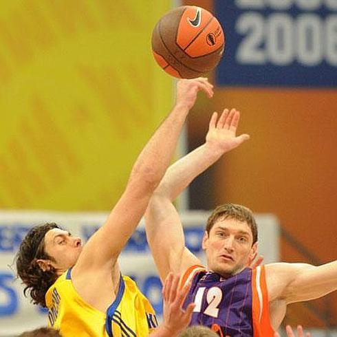 Loncar salta con Lishchuk en un partido del Valencia Basket con el Khimki en la Eurocup de 2012.