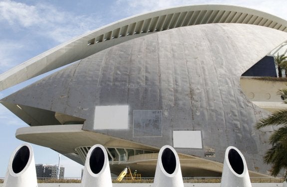 La cúpula del Palau de les Arts sin trencadís y distintas pruebas de pintura. :: irene marsilla