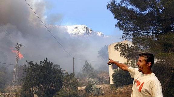 UN incendio en el Montgó, cerca de un grupo de viviendas-