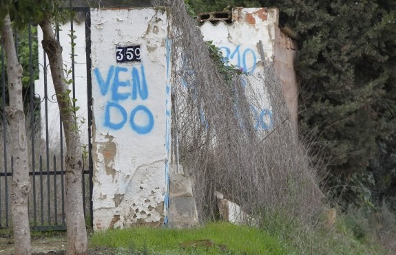 Uno de las casetas abandonadas y en venta en la zona de Porchinos. :: juanjo monzó