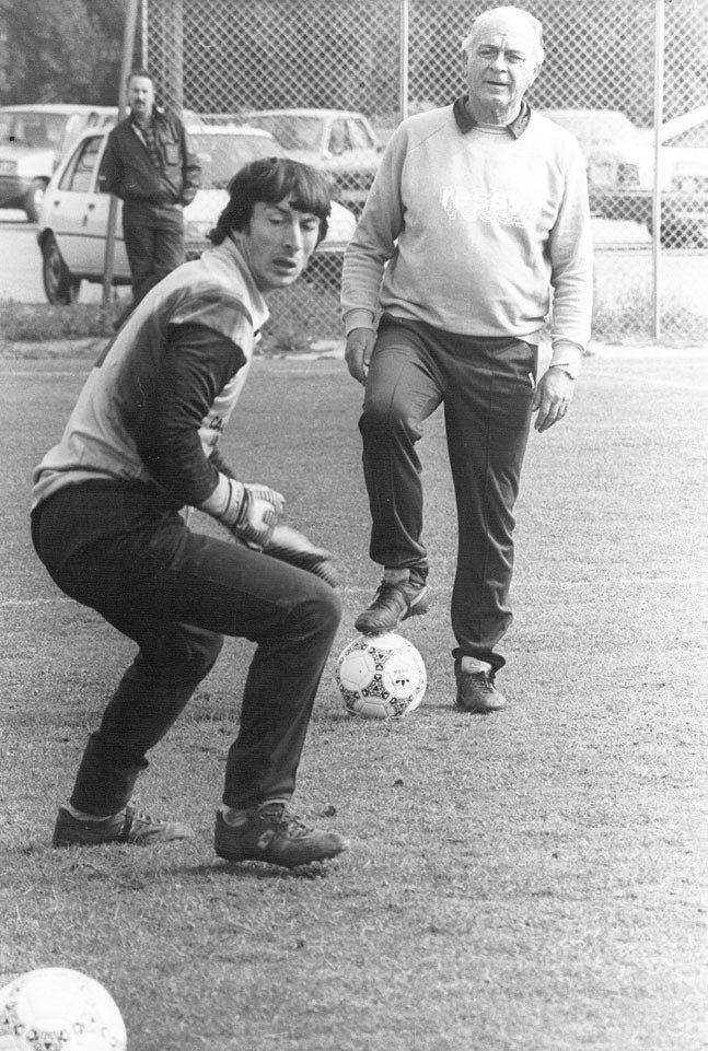 Di Stefano, con el portero Serna. 