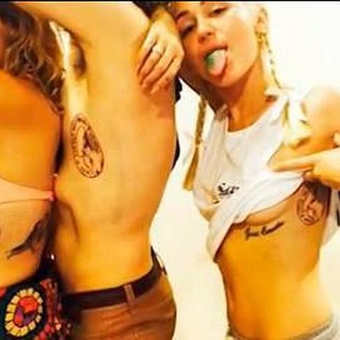 Miley Cyrus se tatúa a su perro Floyd