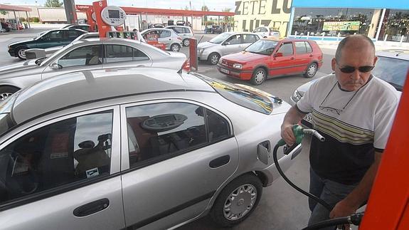 Un conductor llena el depósito de su vehículo en una gasolinera.