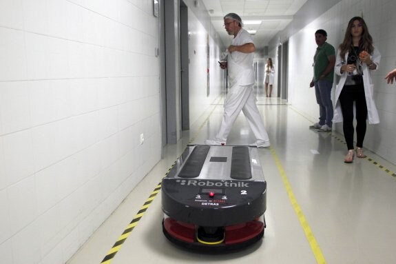 Uno de los robots que reparte medicamentos, ayer, en los pasillos del área de farmacia de La Fe. :: Irene Marsilla