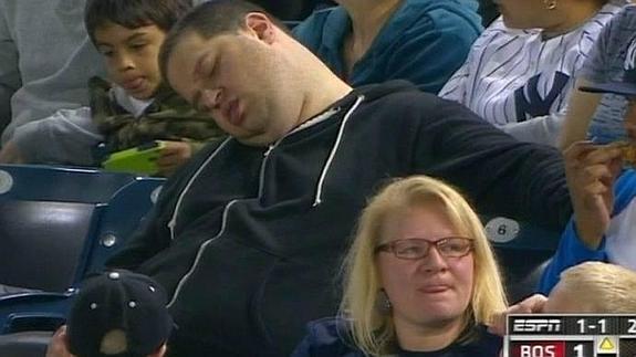 Andrew Rector mientras dormía durante el partido de béisbol.
