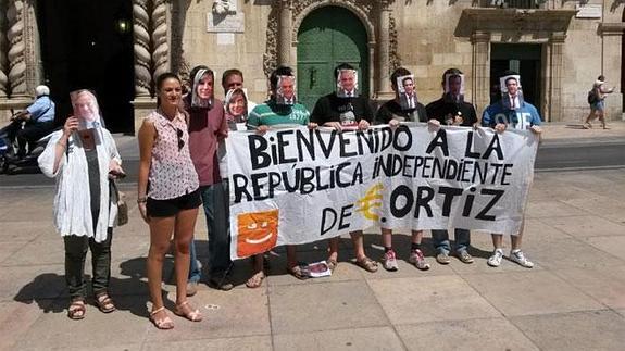 Mollà (segunda por la izq.), en una imagen difundida por Compromís Alacant de la rueda de prensa no comunicada a la Subdelegación del Gobierno.