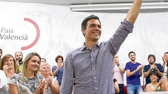 Pedro Sánchez, en su encuentro con militantes ayer en Valencia. :: damián torres