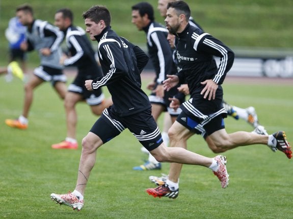 De Paul y Javi Fuego, durante el entrenamiento matinal de ayer. :: lázaro de la peña/vcf
