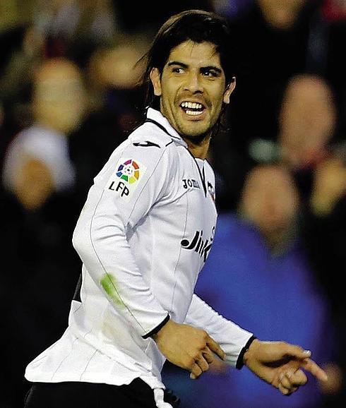 Ever Banega en uno de sus partidos con el Valencia CF