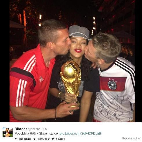 Rihanna, entre Podolski (i) y Schweinsteiger.