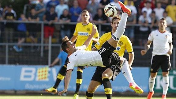 Alcácer, en posición acrobática, en el primer partido de la era Nuno.