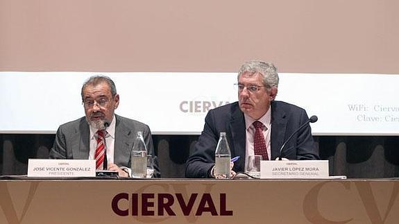 José Vicente González (izq.), durante la conferencia.