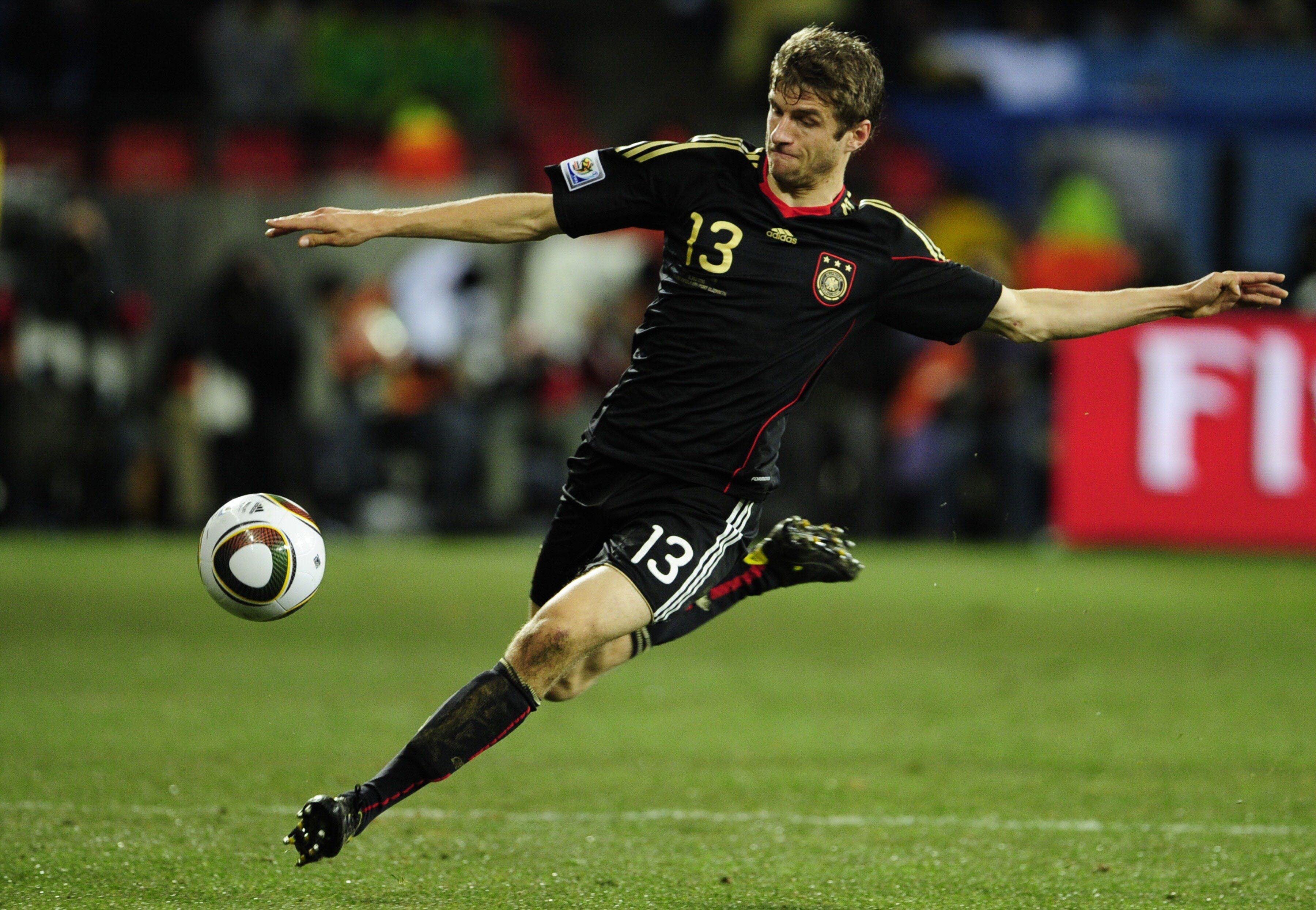 Thomas Müller realizando un chute de balón. 