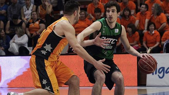 Guillem Vives frente a un jugador del Joventut. 