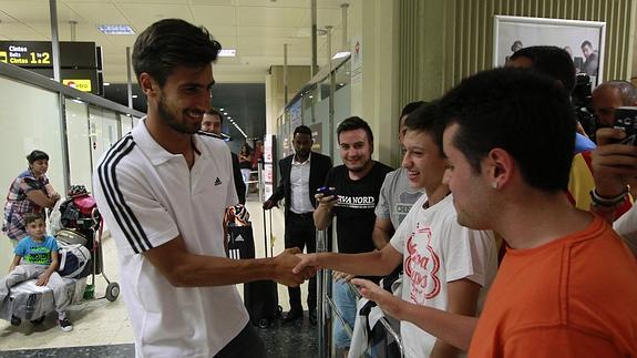 André Gomes, a su llegada al aeropuerto de Manises. 