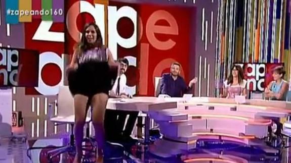 Cristina Pedroche en el momento de mostrar su ropa interior.