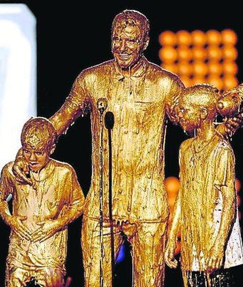 David Beckham, junto a dos de sus hijos. AFP