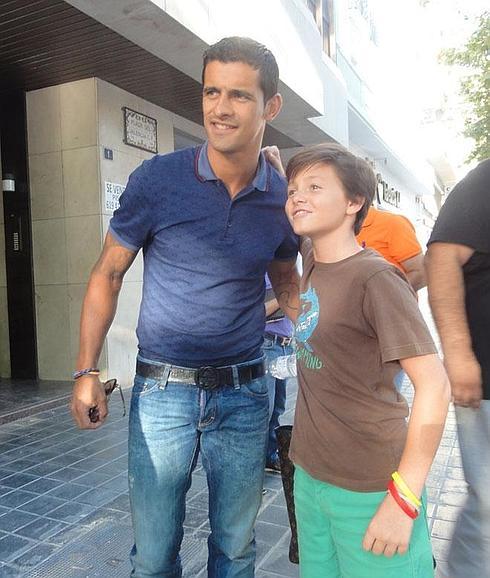 Ricardo Costa posa con un aficionado, tras su reunión vespertina en el club.
