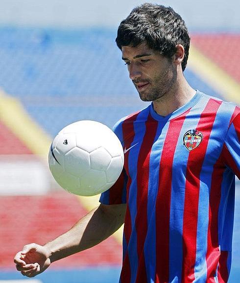 Víctor Pérez, en su presentación oficial como jugador del Levante.