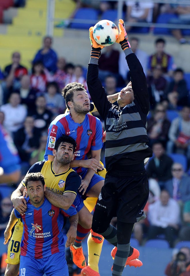 Keylor atrapa un balón aéreo en el levante-Atlético.