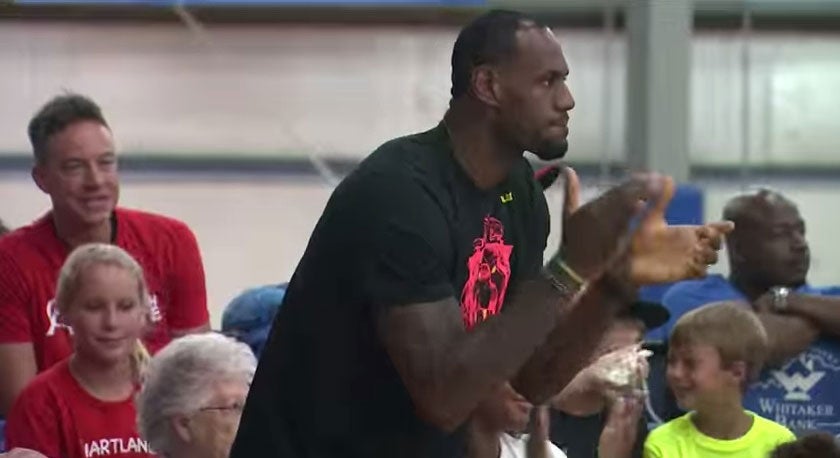 Lebron James emocionado viendo jugar a su hijo