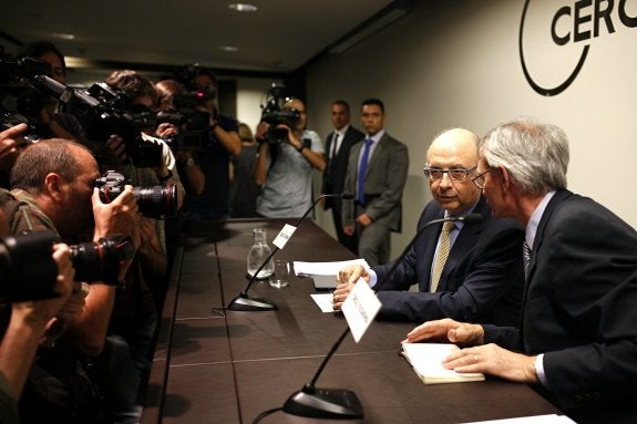 El ministro de Hacienda, Cristóbal Montoro, conversa con el presidente del Círculo de Economía, Antón Costas, ayer en Barcelona. :: EFE