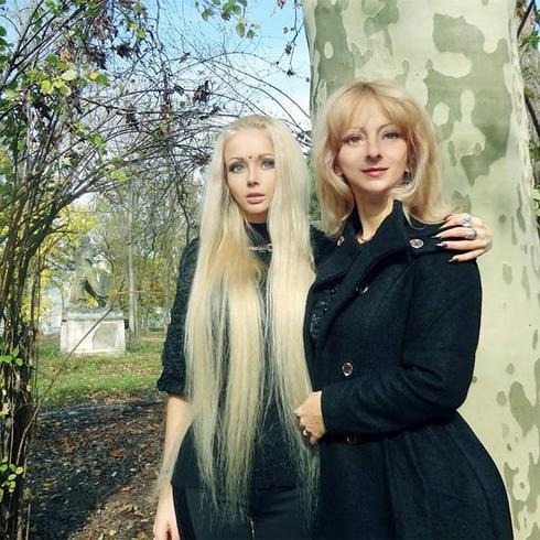 La 'Barbie humana' junto a su madre.