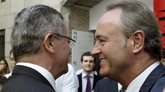 Gallardón con el presidente de la Generalitat, Alberto Fabra, el lunes en una conferencia en El Escorial. 