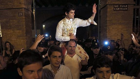 Abellán, herido, fue a la enfermería por la puerta grande.