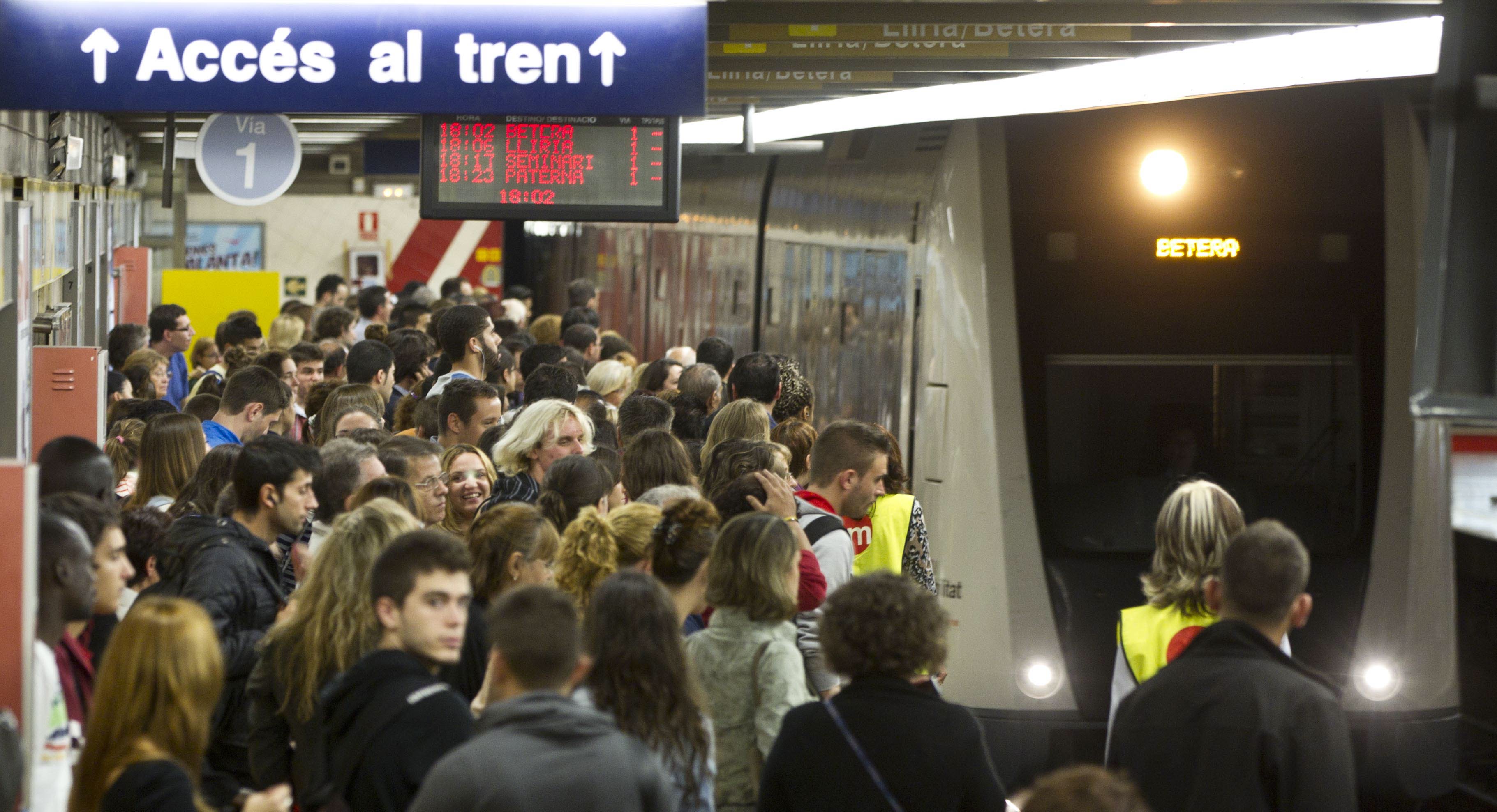 Las escaleras de seis paradas de metro, sin funcionar