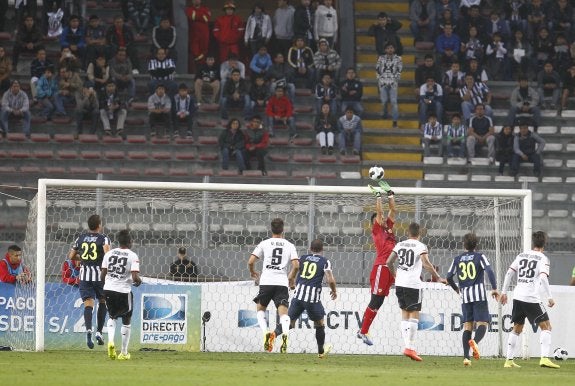 Diego Alves deja salir el balón en una jugada poco antes de lesionarse en el minuto 32 del duelo ante el Alianza de Lima. 