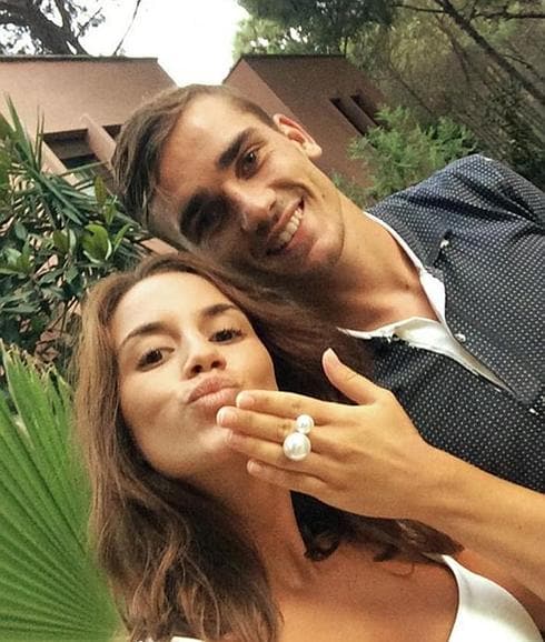 Erika Choperena junto a Antoine Griezmann.