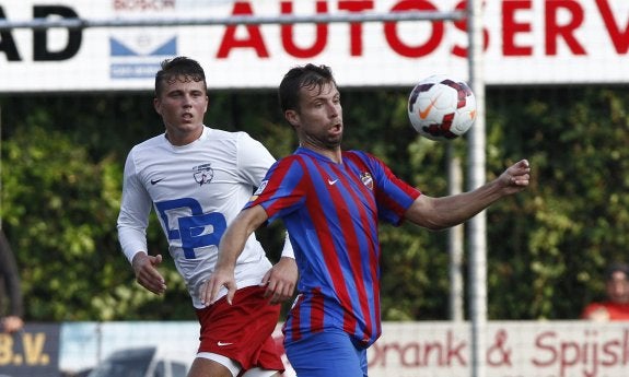 Ivanschitz controla el balón en el partido de ayer. 