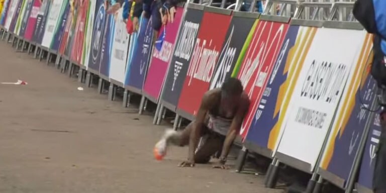 La corredora Beata Naigambo cae desfallecida al final de la prueba.