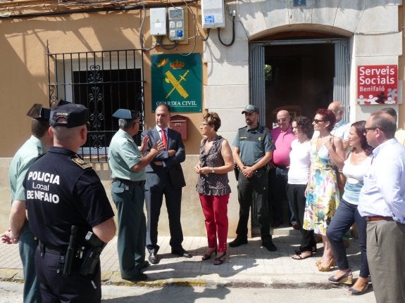 Autoridades y agentes en la puerta de la nueva oficina de la Guardia Civil de Benifaió. :: lp