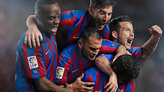 Los jugadores celebrando un gol.