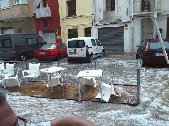 Una terraza asolada por el temporal de granizo y viento en Benicarló. :: lp