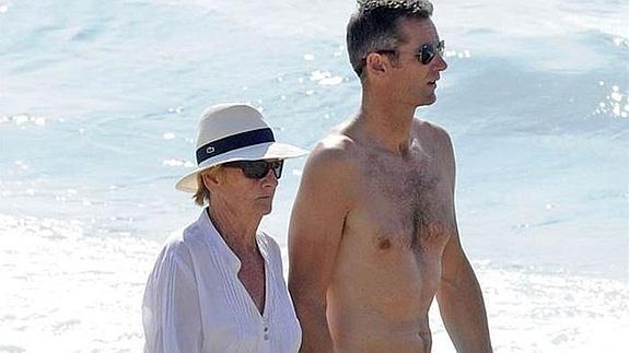 Iñaki Urdangarín pasea junto a su madre por la playa.