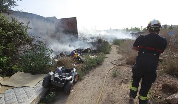 Labores de extinción del incendio ayer, en los alrededores de la alquería del Rei. :: j. j. monzó