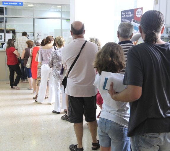 Sanidad no consigue cobrar 2,4 millones por la atención prestada a turistas sin cobertura