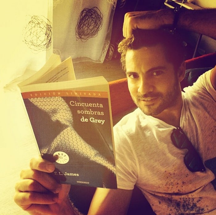 David Bisbal leyendo uno de los libros de Cincuenta sombras de Grey.