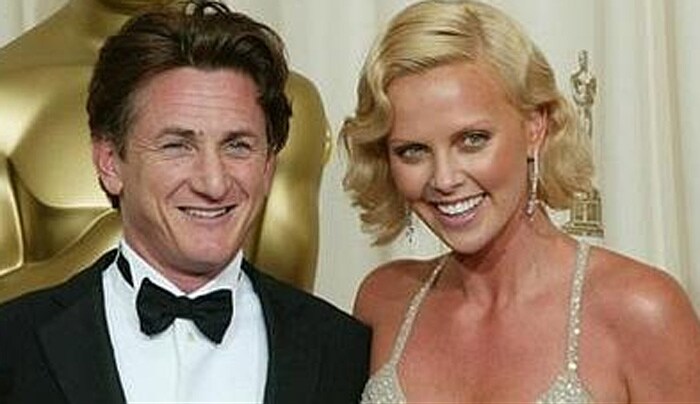 Sean Penn junto a Charlize Theron en la entrega de los Oscars.