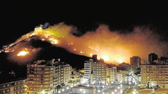 Incendio en Cullera provocado por un fuego artificial. 