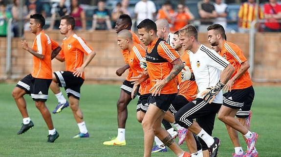 Jonathan Viera calienta junto a sus compañeros en el entrenamiento de este miércoles en Paterna