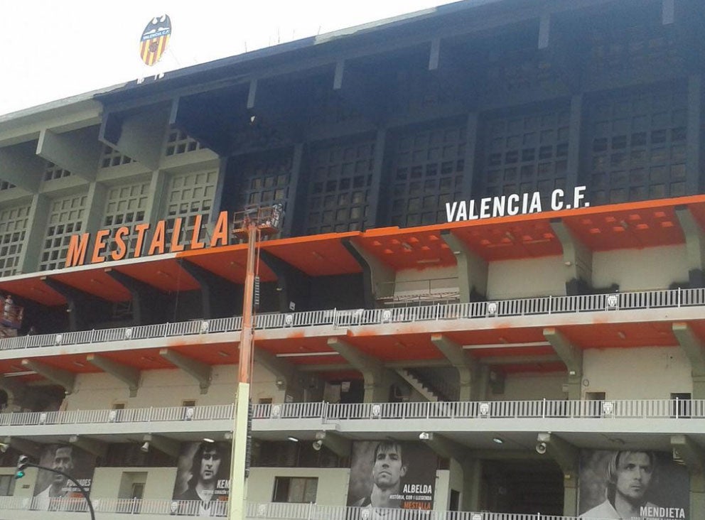 Operarios pintando el exterior del estadio valencianista