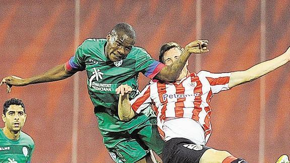 Simao Mate salta a por un balón durante el Athletic-Levante de la temporada pasada