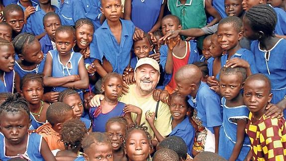 El misionero José Luis Garayoa rodeado de niños en Sierra Leona.