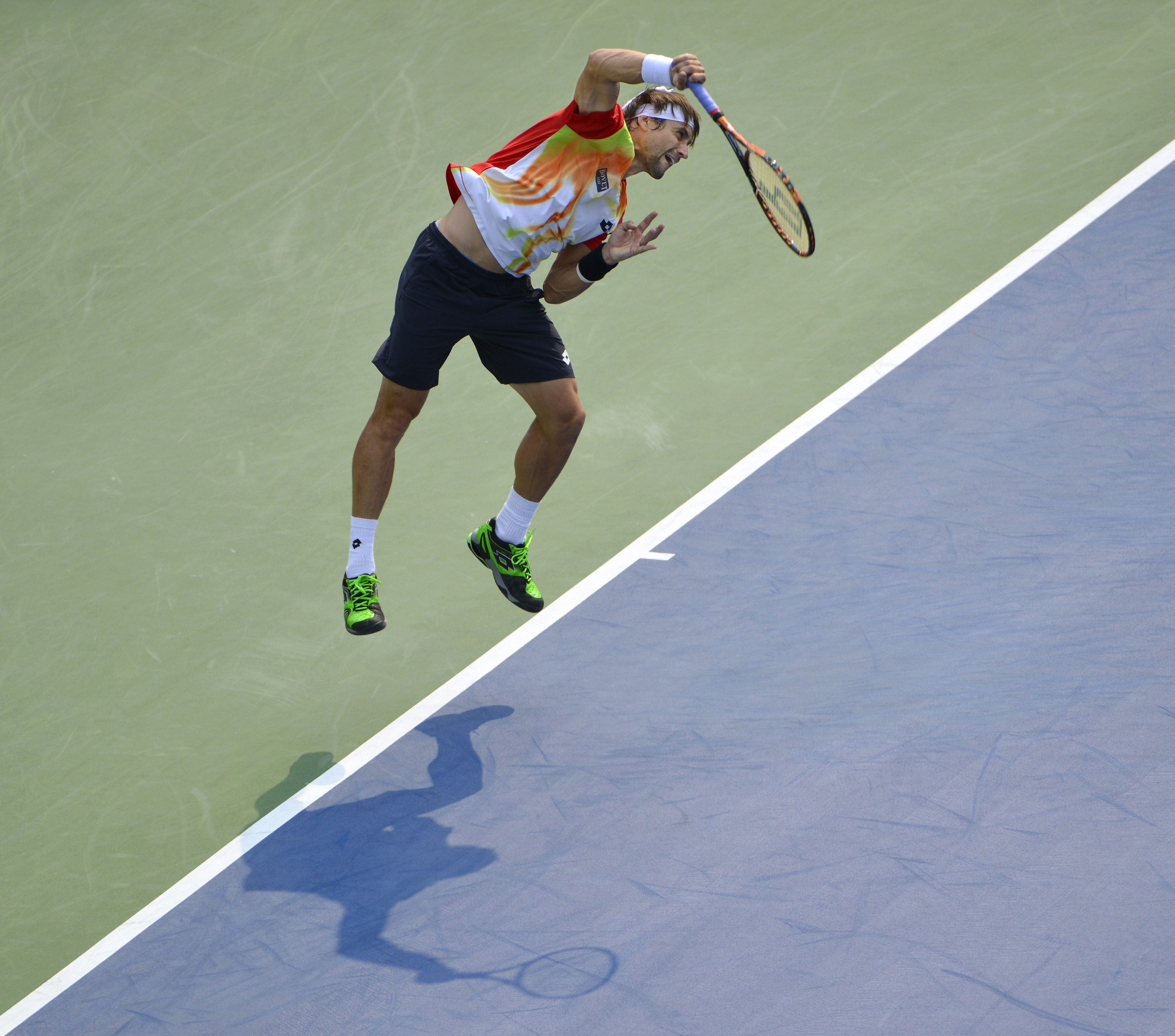 David Ferrer sirve una bola ante el tenista croata Iván Dodig durante un juego de la Copa de Rogers de tenis en Toronto