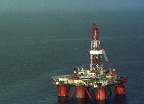 Plataforma petrolífera de Repsol en Tarragona. :: EFE/JAUME SELLART